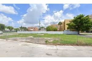 2737 Nw 17th St, Miami