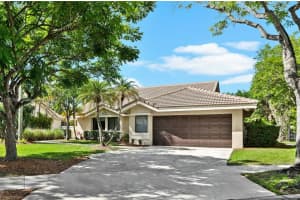 2000 Lakeshore Dr, Weston