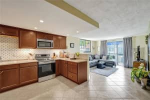 7100 Nw 17th St 402, Plantation