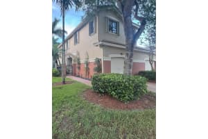 3891 Tree Top Dr, Weston