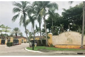 165 Nw 96th Ter 3203, Pembroke Pines