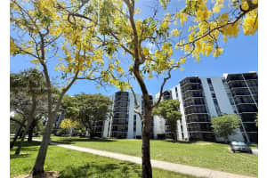 3475 N Country Club Drive 501, Aventura