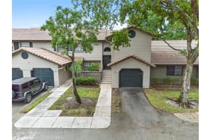9086 Vineyard Lake Dr, Plantation