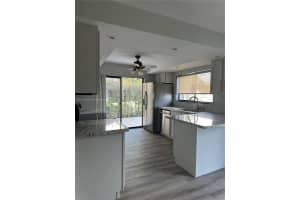 242 Wimbledon Lake Dr 242, Plantation