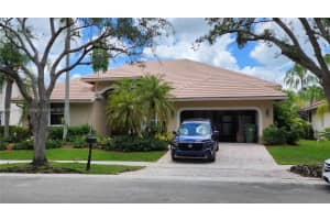 2610 E Oakbrook Ct 2610, Weston