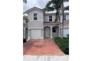 1029 Ne 207th Ter, Miami