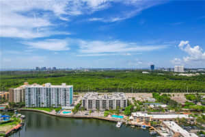 2821 N Sunny Isles Blvd 3r, North Miami Beach