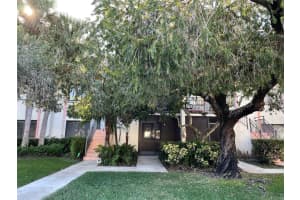 417 Lakeview Dr 104, Weston