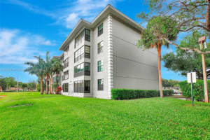 1532 Whitehall Dr 202, Davie