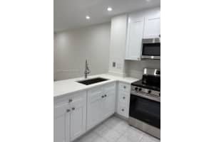 2154 W 60th St 12215, Hialeah