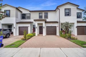 18546 Sw 2nd St, Pembroke Pines