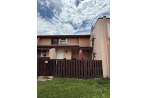 575 W Park Dr 202, Miami