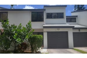 9894 Fairway Cove Ln 9894, Plantation