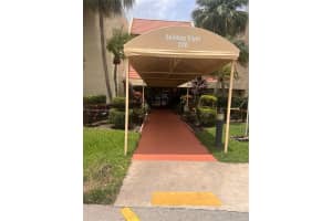 220 Lakeview Dr 313, Weston