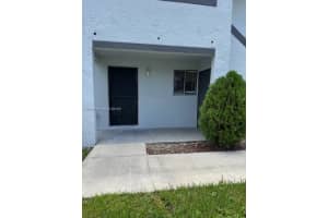 153 Lakeview Dr 102, Weston