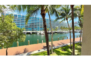 3001 Ne 185th St 201, Aventura