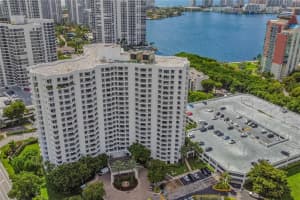 3300 Ne 192nd St 1913, Aventura