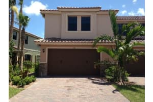 130 E Riverwalk Cir E, Plantation