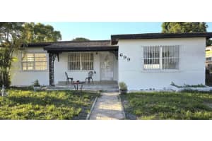 699 W 14th St, Hialeah