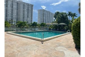 220 Kings Point Dr 105, Sunny Isles Beach