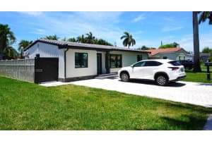 907 Ne 3rd St, Hallandale Beach