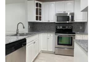 447 Lakeview Dr 5, Weston