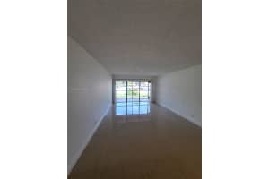 240 Lakeview Dr 106, Weston