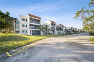 100 Lakeview Dr 202, Weston