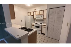 2820 N Oakland Forest Dr 106, Oakland Park