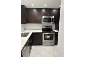 658 Ne 195th St, Miami