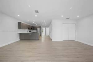 349 Nw 40th St 202, Oakland Park