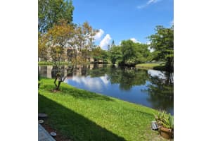 302 Lakeview Dr 102, Weston