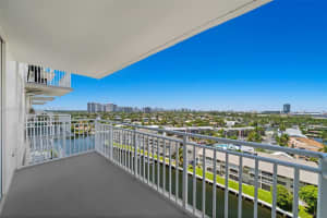 427 Golden Isles Dr 12d, Hallandale Beach