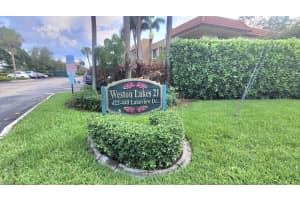 428 Lakeview Dr 203, Weston