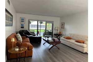 342 Lakeview Dr 104, Weston
