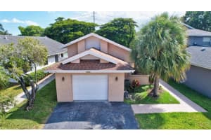 581 Lakeside Cir, Sunrise