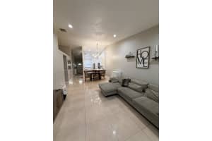 19231 Nw 67th Pl, Hialeah