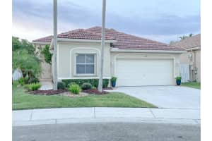 686 Maplewood Ct 686, Weston