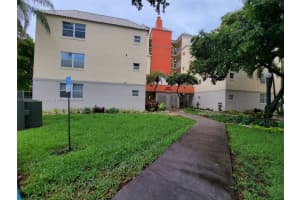 8245 Lake Dr 205, Doral