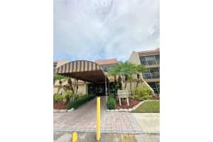 240 Lakeview Dr 212, Weston