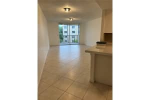 8353 Lake Dr 405, Doral