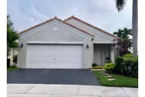 4370 Pine Ridge Ct, Weston