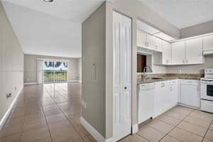 13700 Sw 14th St 406d, Pembroke Pines