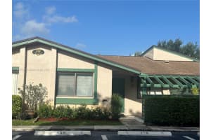 458 Lakeview Dr 5, Weston