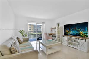 3527 Ne 168th St 203, North Miami Beach