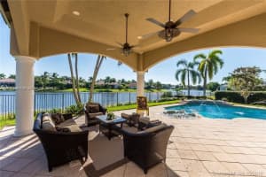 2726 Meadowood Dr 2726, Weston