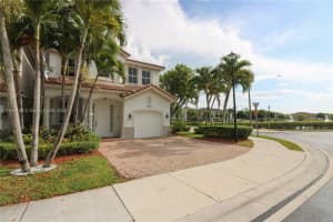 10868 Nw 84th St, Doral