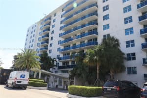 7501 E Treasure Dr 3k, North Bay Village