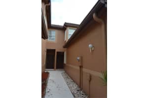 1527 Veracruz Ln 3-15, Weston