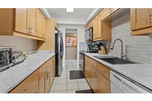 4174 Inverrary Dr 502, Lauderhill